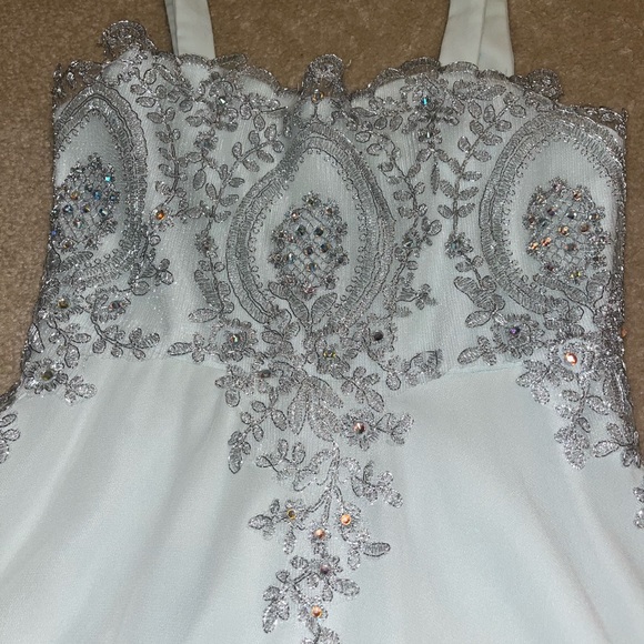 Beautiful teen formal dress. Light blue color and reminds me of Cinderella!💙 - Picture 3 of 4